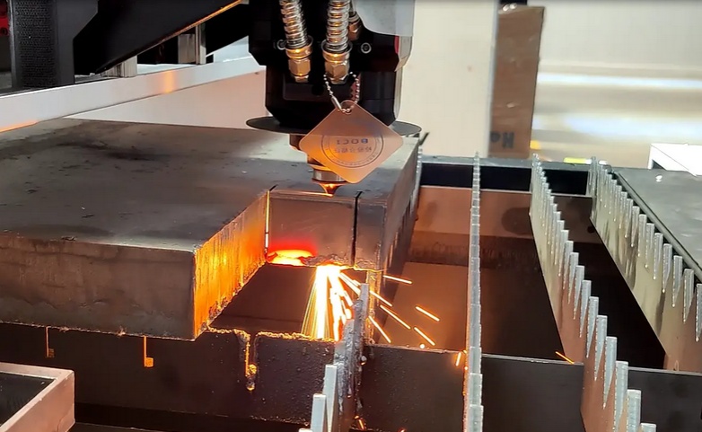 光纖激光切割機vs鋁基板機：LED燈飾鋁基板加工哪種好